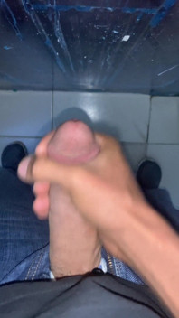 İş yerinde azgın hissettiğim için mastürbasyon yapmak zorunda kaldım