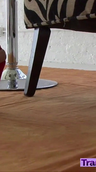 Ateşli güzel esmer trans kız mastürbasyon yapmayı seviyor