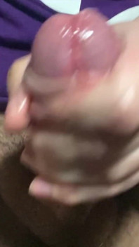 Cara afiando seu grande pau branco até o orgasmo arruinado, carga gemendo