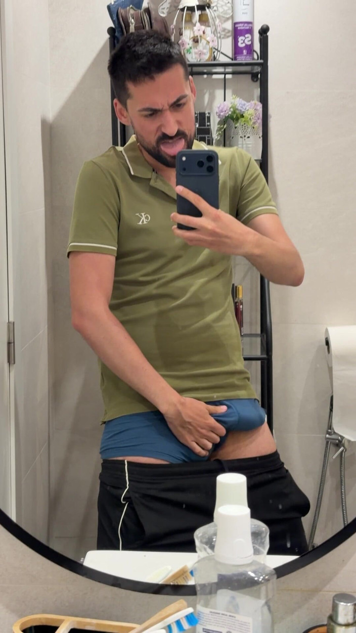Liam Harding: hot sautele pita baathroom men hilaate hue.