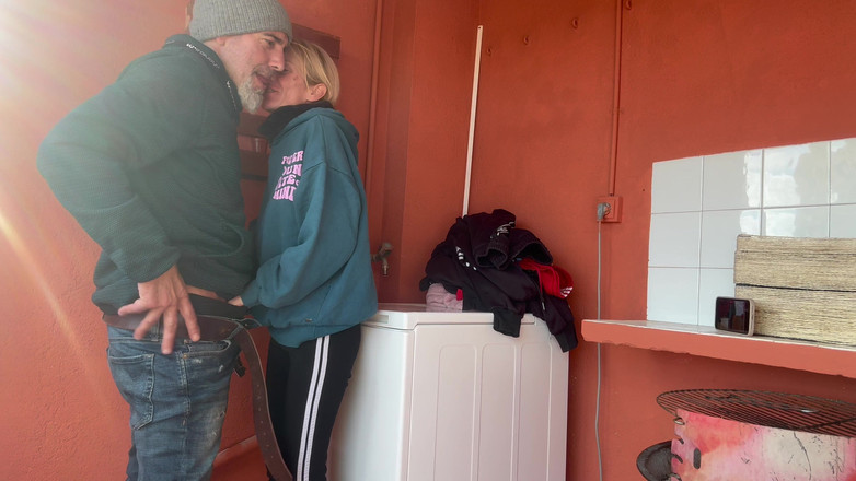 Cristina Sauvage: 隣人の小さな隣人と洗濯室で偶然のセックス