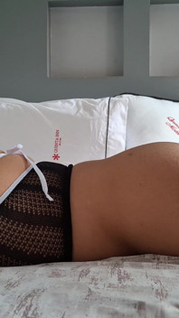 顺从的荡妇在卧室里性交