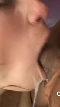 Ela é fodida pelo cu no sexo anal