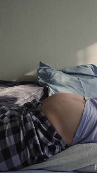Hübscher femboy lautes stöhnen kommt aus dem schlafzimmer, er stelle sich vor, fick dein enges arschloch