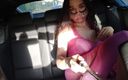 Little pony boy: Рожева сексуальна азіатська дівчина ледібой на високих підборах показує своє тіло в машині