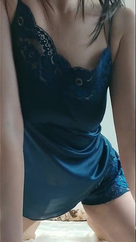 La miLF eroticamente si muove e fa oscillare il culo, lei vuole davvero che il tuo cazzo si entri nel suo culo! Ginnagg