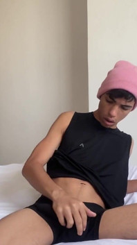 Isak, el chico con una polla enorme se excita y se folla el culo