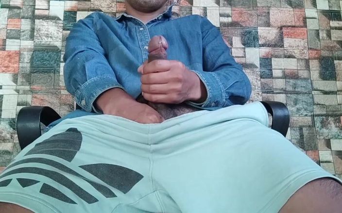 Hornyboy2058: Masturbare în pantaloni scurți strâmți - 2 unghiuri de cameră, gemete reale, final...