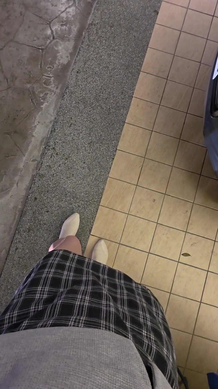 Taiwancdgirl: Zobrazené kalhotky v garáži motelu