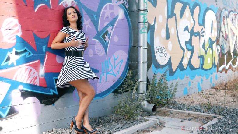 CharmModels: Video Glamor Lola Ash di Dinding Graffiti