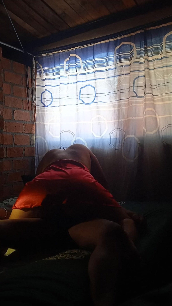 Eatrella j: Bricklayer Mexice melekatkan cili dalam pantat saya