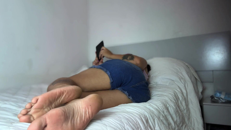 Cutiepiie Chubby: Kurviges mädchen, das mit einem Buch auf dem Bett entspannt...