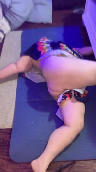 Une BBW fait un yoga avec des nichons
