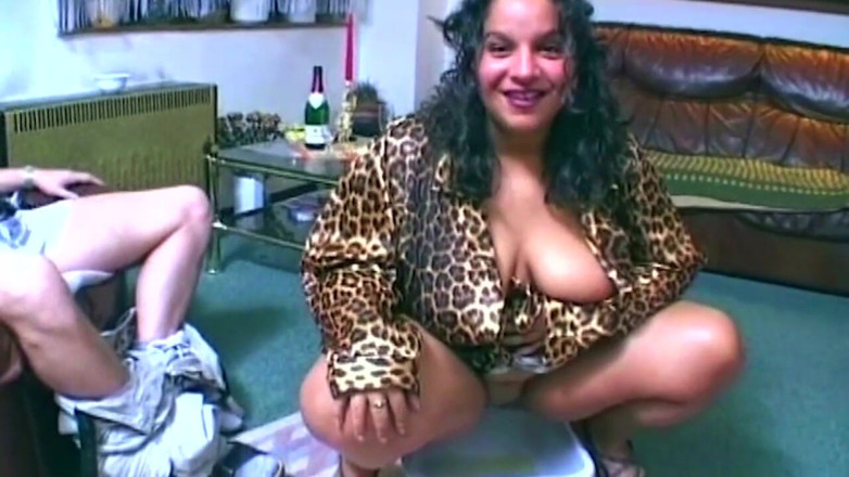 XXXEROTICONLY: Tombul orta yaşlı seksi kadın vahşi evde sikişte emiyor ve...
