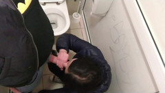 Toilet Mommy: 在公共厕所射精