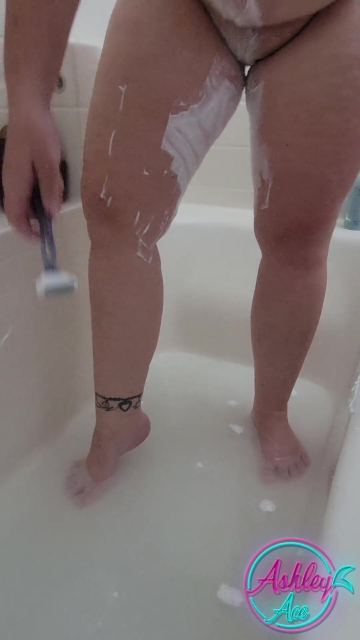 AshleyAce69: Ashley Ace si holí nohy - listopad bez holení 2023