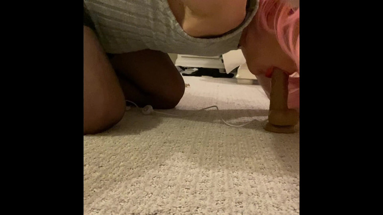 MadisonCD2025: シシーな女装者が、タイトなドレスと太ももまでのストッキング、そしてコックススリーブのシースパンティで、大きなディルドを吸いながら見せびらかす