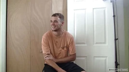 Onderdanige bodemspuug geroosterd in meerdere posities door twee hetero jongens