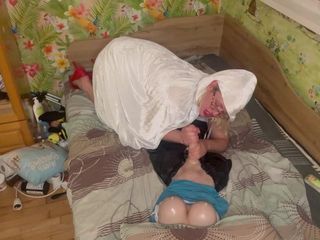 Putarankahotmilf: Koningin in het wit masturbeert lul van tranny doll tot...