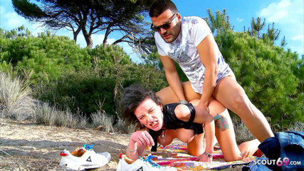 Full porn collection: Dünne milf Zaza Coquine wurde von typen am strand angesprochen...