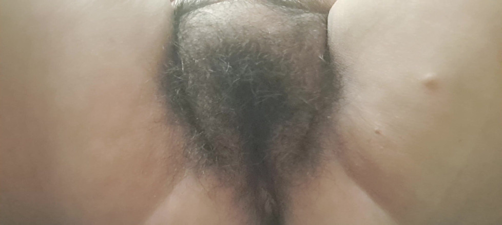 Mommy big hairy pussy: Colocando creme nas pernas quentes
