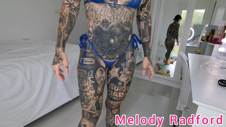 Melody Radford: Vyzkouší metalické tmavomodré mikro bikiny Melody Radford Onlyfans