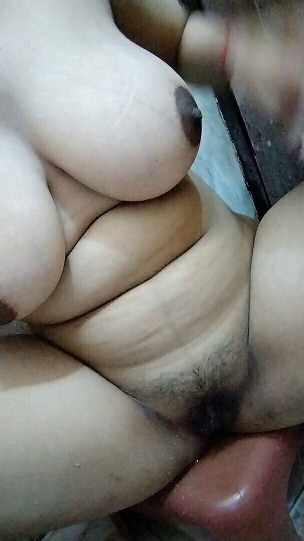 Riyathakur: 印度德西女孩在浴室里被封住的阴户表演