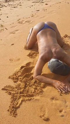 Ladysilvas: Ladysilva på stranden visar upp sin heta röv i bikini
