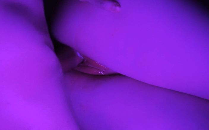 Violet Purple Fox: Minha buceta molhada está esperando por pau Close-up. Suculenta 18+ buceta