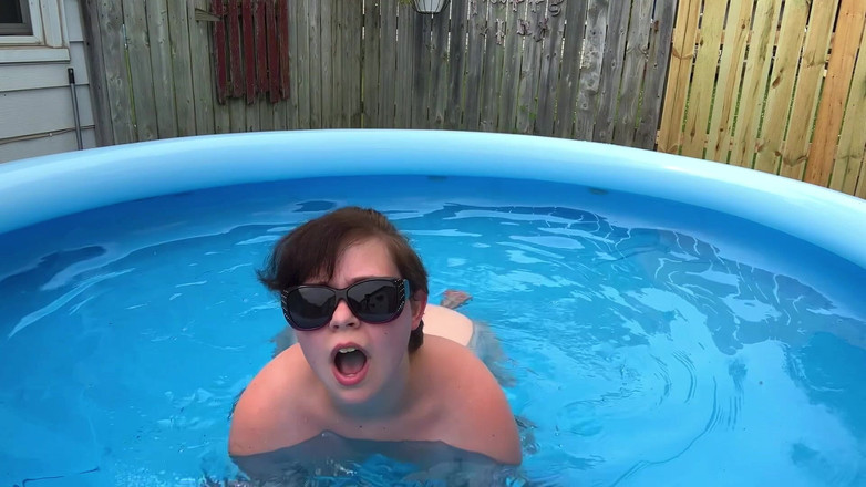 DollBabyLynn: POV: pool-creeper erwischt! Anal-devore