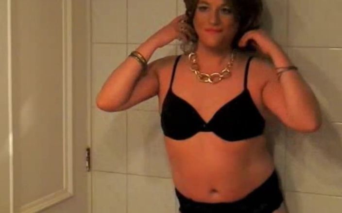 HectorChile1969: Aynanın önünde travesti Fernanda Gomez