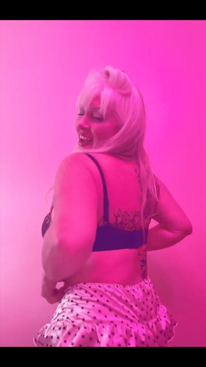 PaintedRose: Macecha tančí děvka pro tebe