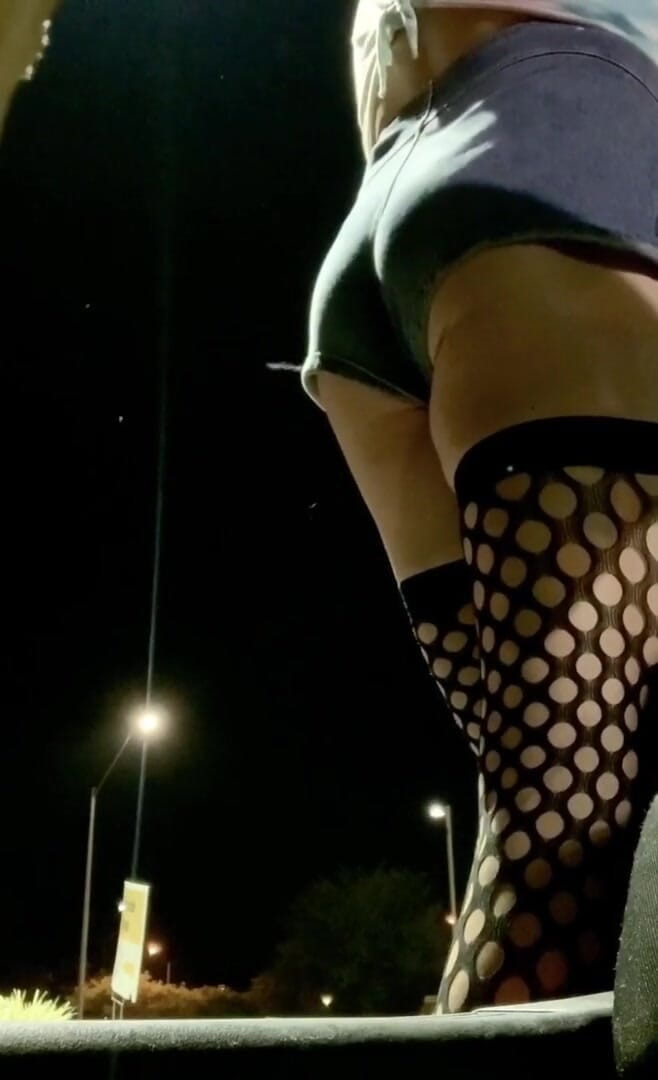 CindieLove: aautdor pradarshan par seksi gand tang jin shorts aur phishnet...