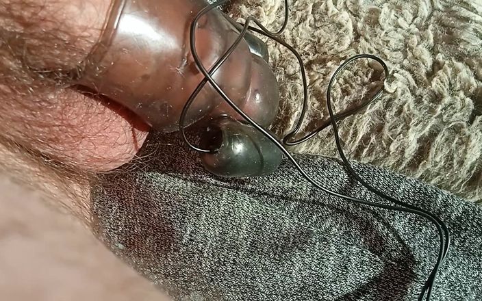 Deepthroat Studio: Realitas cowok eksibistris masturbasi stimulasi listrik buatan sendiri dengan kontol...