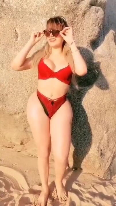 Barbietransxxxx: Tranny na wakacjach uprawia seks na plaży