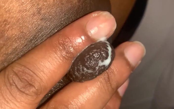 Super sexy ebony cuties: Yakın çekim büyük göğüslerimi sağıyor