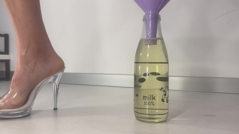 AnnaBUST: Ich Uriniere in Eine Flasche Durch Einen Trichter