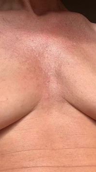 Des seins jouent au soleil