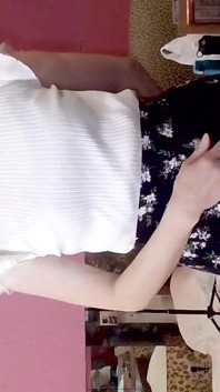Mayu no.69 una bellissima ragazza con una maschera per testa completa, collare e guinzaglio, è addestrata sessualmente