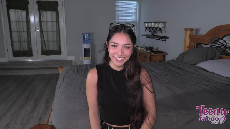 Teenytaboo: Asistente Madison es atrapada masturbándose en mi sofá