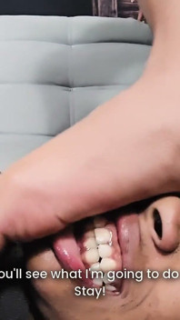 ครอบงําเท้าและดูดนิ้วเท้าสําหรับแม่บ้าน