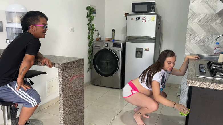 Julianaburning: Saya pulang kerja dan saya melihat putri tiri saya yang...