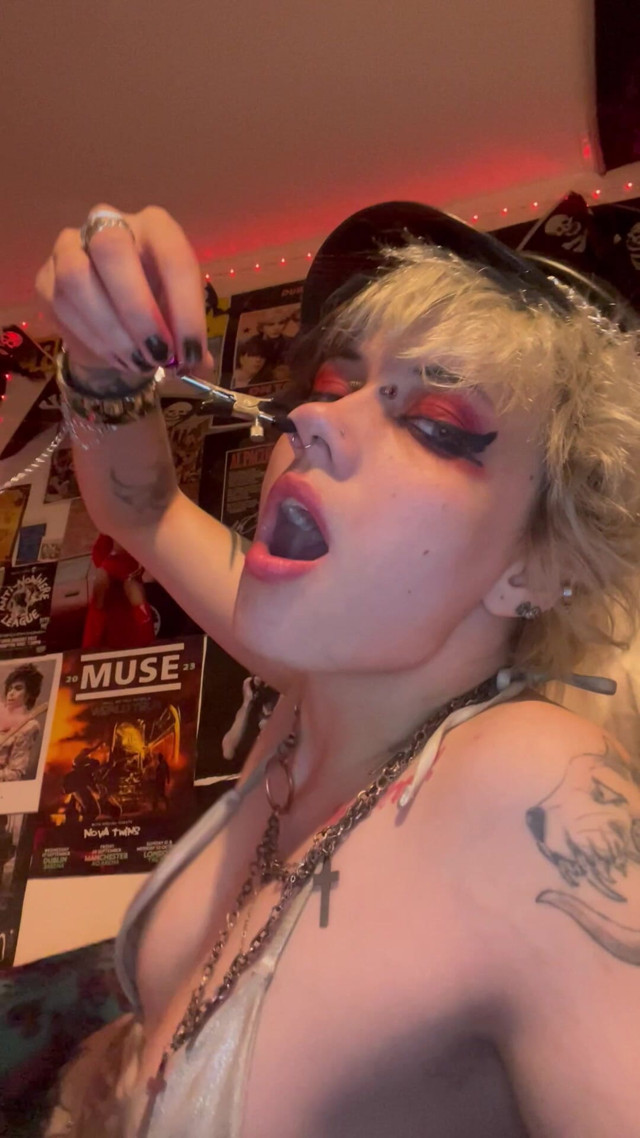 Goth Girl Glitterqueen1999 Stretches Her Button Nose with Ni (Glitterqueen1999) Goth Girl Glitterqueen1999 Stretches Her Button Nose with Ni (Glitterqueen1999)