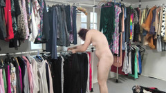 JanineLang: Treo quần áo khỏa thân