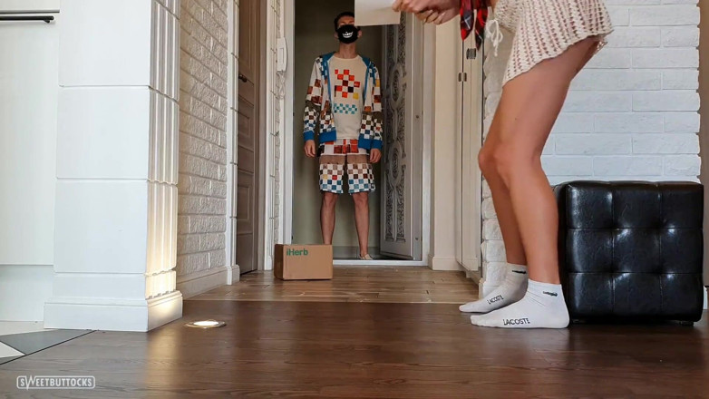 SweetButtocks: 배달원 바로 앞에서 엉덩이에 엉덩이 플러그를 꽂는 그녀