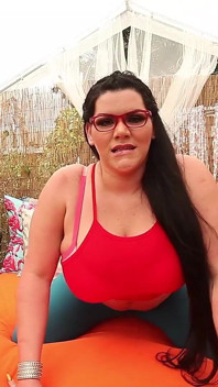 Busty Latina Angelina Castro Jest napalonym kujonem. Kto chce kutasa!