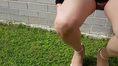 Dani Leg: Dani_leg日焼けしたパンティストッキングでセクシーな脚を見せる