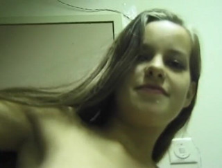 Flash Model Amateurs: Małe cycki nastolatka rozbiera się do aparatu