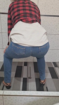 おしっこで濡れたジーンズ