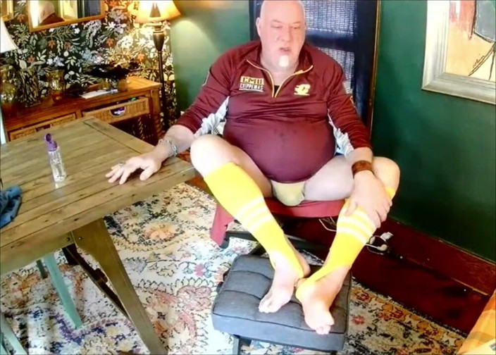 beardaddychub: Trenér ukazuje hráči, jak si na sportovním kempu hrát lépe